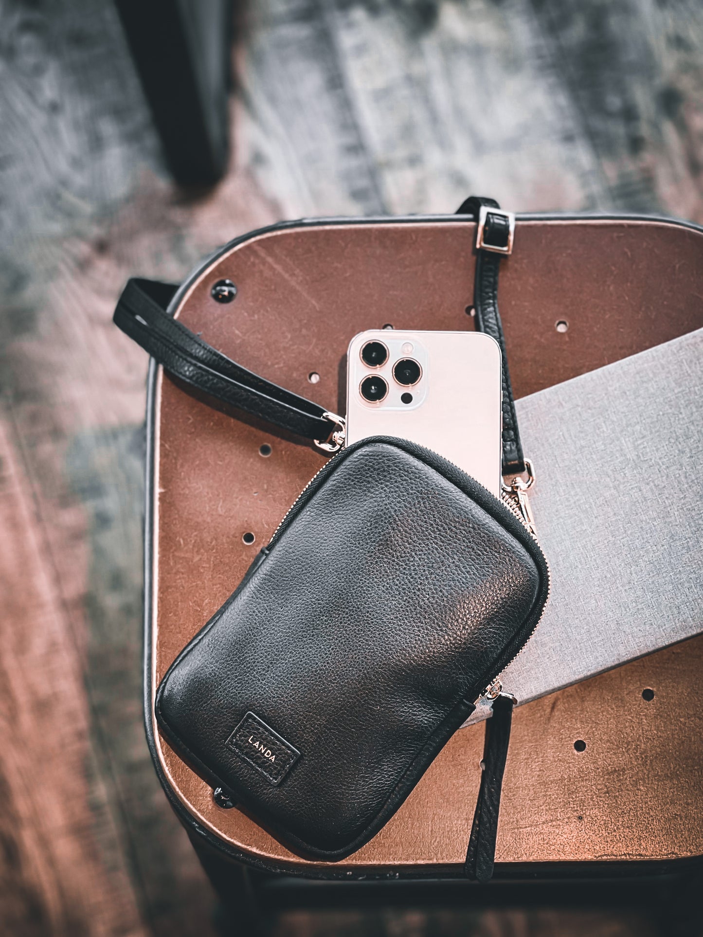 Cassia Phone Bag Black